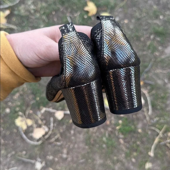 CHANEL Black and Gold Lace Heels - Picture 4 of 5